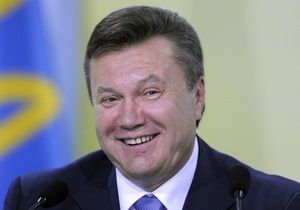 Януковичу подарили брокерский жилет с персональным номером 1268