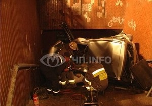 В Киеве Subaru врезался в подземный переход: пассажир и водитель погибли