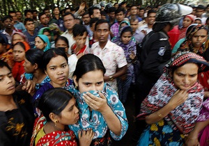 В Бангладеш горит еще одна швейная фабрика. В здании заблокированы сотни человек