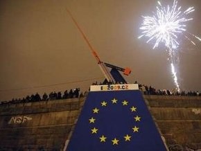В Праге неизвестные сожгли гигантский флаг ЕС