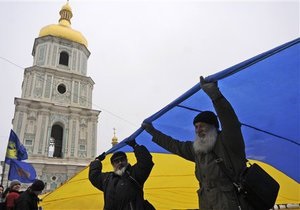 В Киеве на Майдане Незалежности реконструируют флагшток