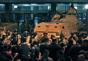 В Каире демонстранты устроили штурм здания службы госбезопасности