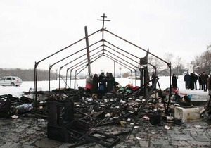 В Чернигове подожгли палатку УПЦ МП, установленную у церкви Киевского патриархата