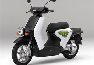 Honda представила новый скутер: компания будет массово продвигать мотоциклы с нулевым уровнем выбросов