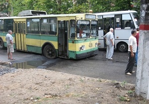 В Херсоне троллейбус с пассажирами провалился в яму