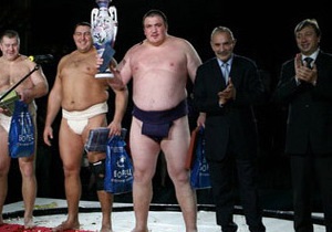 В Москве чемпион Европы по сумо отбился от трех грабителей, напугав их опасными маневрами на дороге