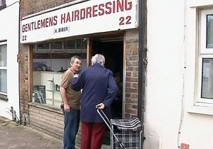 Пострадавшему от погромов в Великобритании 89-летнему парикмахеру собрали 35 тысяч фунтов