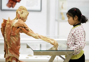 Шокирующая выставка человеческих тел в Киеве: организаторы рекомендуют приводить детей