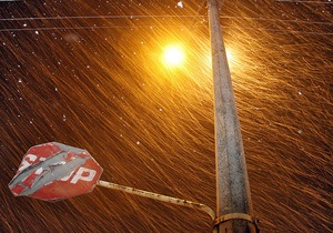 Дождь, мокрый снег и гололед нарушили электроснабжение в трех областях Украины
