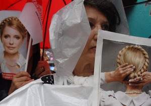 Под Печерским судом собрались противники и сторонники Тимошенко