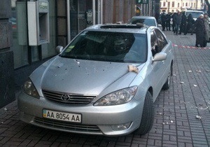 На Крещатике обрушилась часть барельефа: поврежден автомобиль Toyota