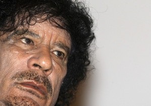 Каддафи поздравил ливийцев с отражением атаки на Триполи: Люди целуют мои портреты. Я отец нации