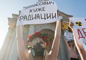 Активистка FEMEN предложила разбомбить Раду во время выступления Януковича