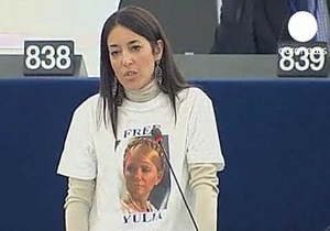 Депутаты Европарламента надели футболки с надписью Освободите Юлию