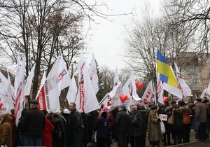 Цветы, письма, шарики: полтысячи сторонников Тимошенко поздравили экс-премьера с 8 марта