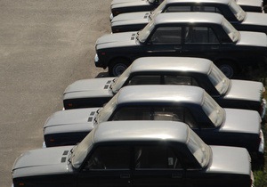 В Киеве неизвестный облил едкой жидкостью 15 машин