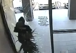 Новости австралии - странные новости: В австралии вор при попытке бегства врезался в стеклянную дверь магазина
