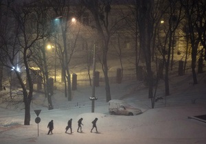 Непогода в Украине - непогода в Украине: Из-за непрекращающегося снегопада многие киевляне провели ночь в пробках