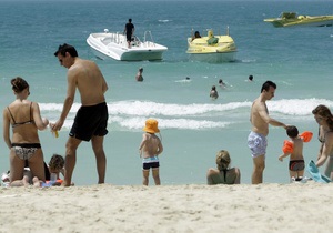 Власти ОАЭ опровергли слухи о запрете бикини на пляжах Рас-эль-Хаймы
