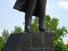 В Донецке Ленину покрасили ботинки в белый цвет