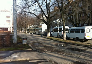 новости Полтавы - оппозиция - В Полтаве место проведения акции Вставай, Украина! заблокировали автобусами - нардеп от Батьківщини