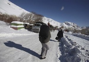 Число жертв лавин в Афганистане стремительно растет. Из-под снега извлекли более 150 тел