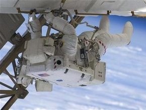 Астронавты Endeavour завершили четвертый выход в космос, который длился дольше обычного