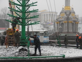 Зам Черновецкого рассказал, почему елка до сих пор стоит на Майдане
