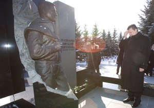 Янукович возложил цветы к могиле Кушнарева