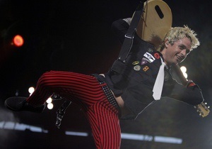 Лидера Green Day высадили из самолета за спущенные штаны
