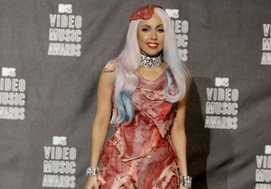 Мясной наряд Lady GaGa вызвал гнев вегетарианцев