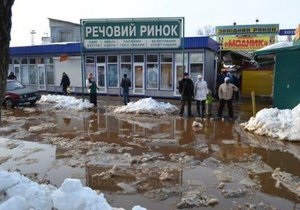 В Киеве возле станции метро Святошин частично были затоплены улицы -Киев потоп - Киев талый снег - паводки