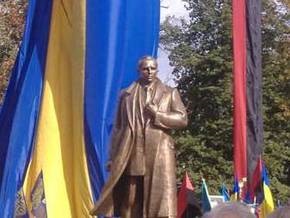 В Ивано-Франковской области открыли памятник Степану Бандере