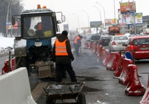 В Киеве на Набережном шоссе монтируют новый отбойник