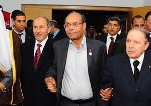 Президента Туниса забросали камнями