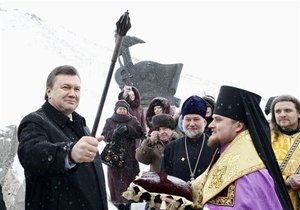 В Запорожье Януковичу подарили казацкую саблю и булаву