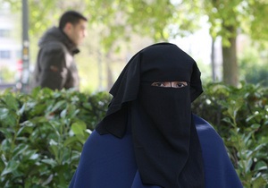 В Брюсселе мусульманин избил полицейского, потребовавшего от его жены снять паранджу