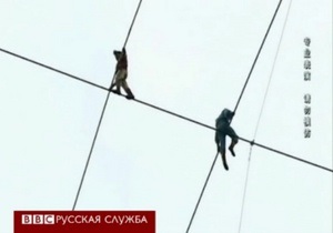 Шоу канатоходца в Китае: переход через ассистента