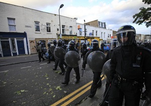 Полиция Лондона предъявила обвинения более 700 участникам беспорядков