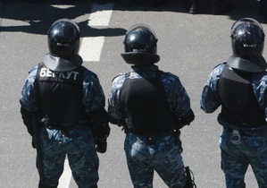 В Днепродзержинске при задержании мужчины пострадала местная жительница и милиционер