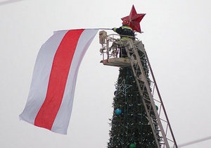 Оппозиционер, вывесивший альтернативный флаг Беларуси на главной елке страны, приговорен к двум годам колонии
