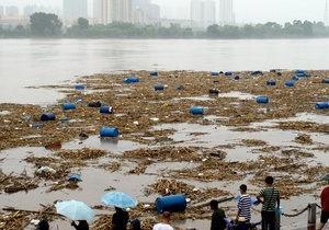 Китайские спасатели выловили из притока Амура три тысячи бочек с ядовитыми химикатами