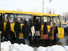 Под стенами киевской мэрии бастуют водители маршруток