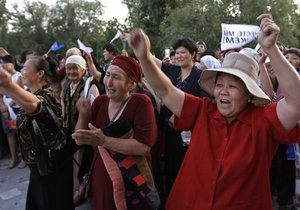 Прорвавшиеся в парламент Кыргызстана митингующие угрожают взять в заложники родственников экс-президентов