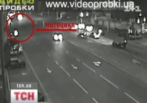 В Киеве водитель, сбив мотоциклиста, протащил его под машиной 800 метров