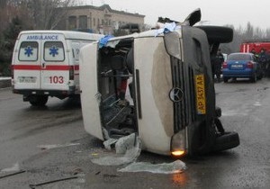 В Запорожье перевернулась маршрутка: одна пассажирка погибла и 12 попали в больницу