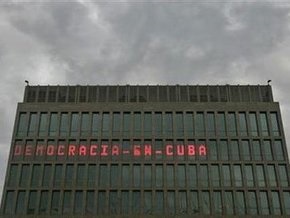 США выключают табло, транслирующее политические новости для кубинцев