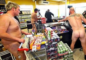 В Германии акция супермаркета привлекла сотни голых датчан