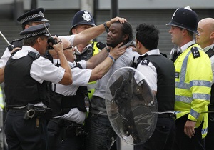 Число арестованных участников беспорядков в Лондоне превысило тысячу человек