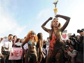 Очередной креатив от FEMEN: девушки подрались в грязи на Майдане Незалежности